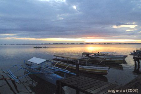 Sunrise at Lucap with the Hundred Islands seen on the northeast horizon
Photo by:: EPPGarcia (2003)