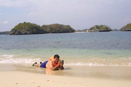 On the beach of Papaya Island. The island on the background is Quezon Island. Quezon Island has basic resort facilities.
Photo by:: EPPGarcia (2003)