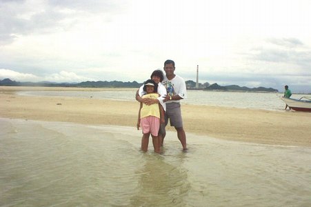 Gerry Lontok and family. Their enthusiasm to show us their home town and the surrounding sites simply amazed us. These guys are just so proud of their town Pagbilao! If you have any inquiries about Pagbilao, Gerry is definitely the man to get in touch with.
Photo by:: GBLontok (2002)