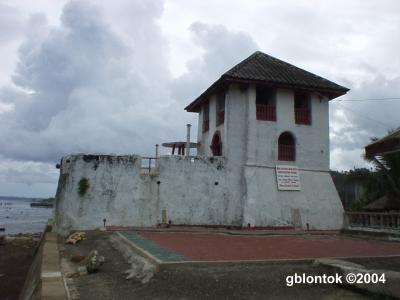 A view from the west, showing a political signboard informing the public that PhP250,000 was allocated in the beautification. I bet I need less than that to remove the garbage.
Photo by:: GBLontok (2004)