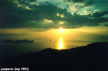 Anilao Sunset. Westward view showing Sombrero Island in the center and the
northwest portions of Maricaban Island (Sepoc Point).
Photo by:: paulperez (2001)